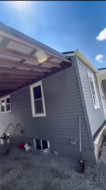 Vista lateral final de casa con siding gris